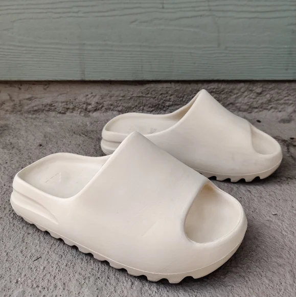 Yeezy Cream Slide Sandals - Picture 1 of 5